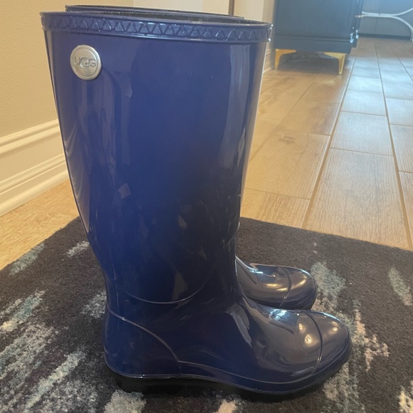 Navy blue ugg rain boot - size 8. Brand new socks included - Picture 4 of 9